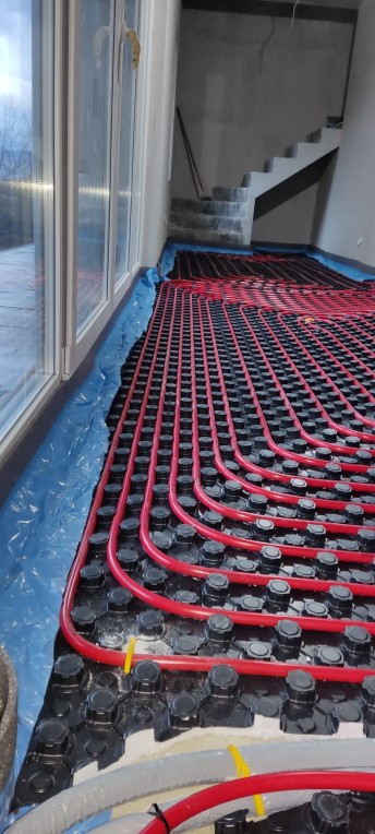 Instalacija podnog grijanja – energetski efikasan sistem grijanja za ravnomjernu toplinu i maksimalan komfor u domu.